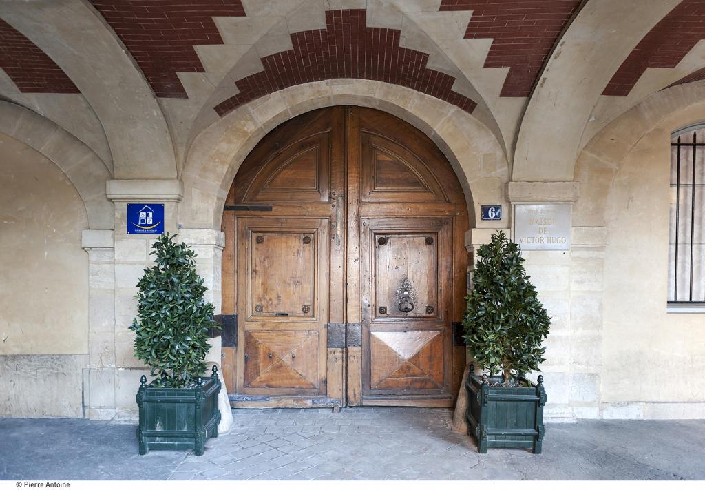 Halte à la Maison Victor Hugo sur la place des Vosges
