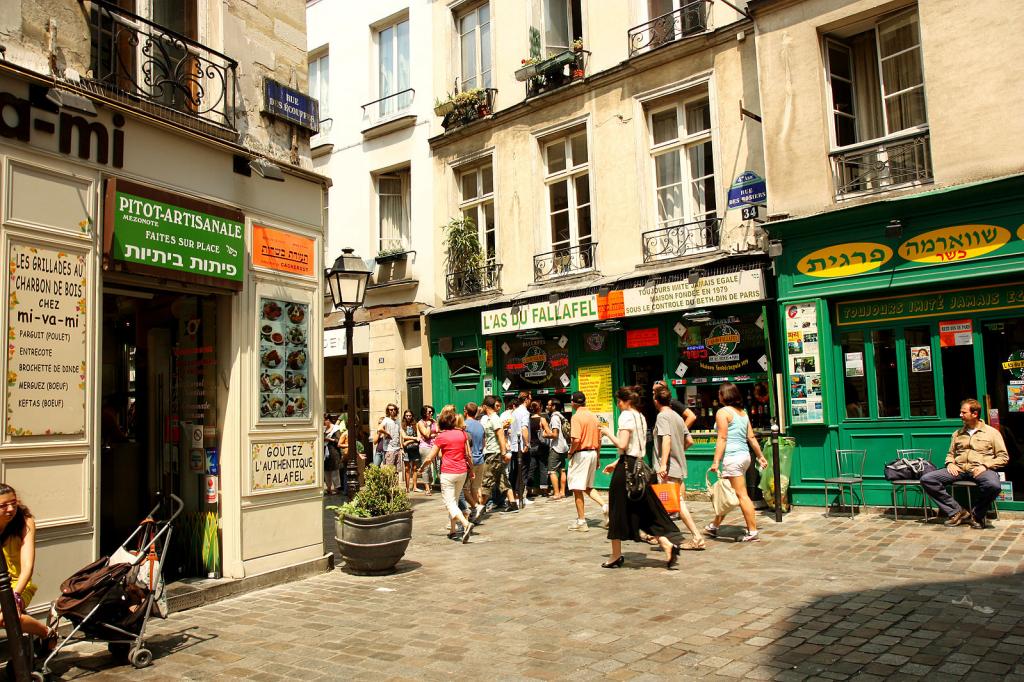 It's a pleasure to stroll along the Rue des Rosiers