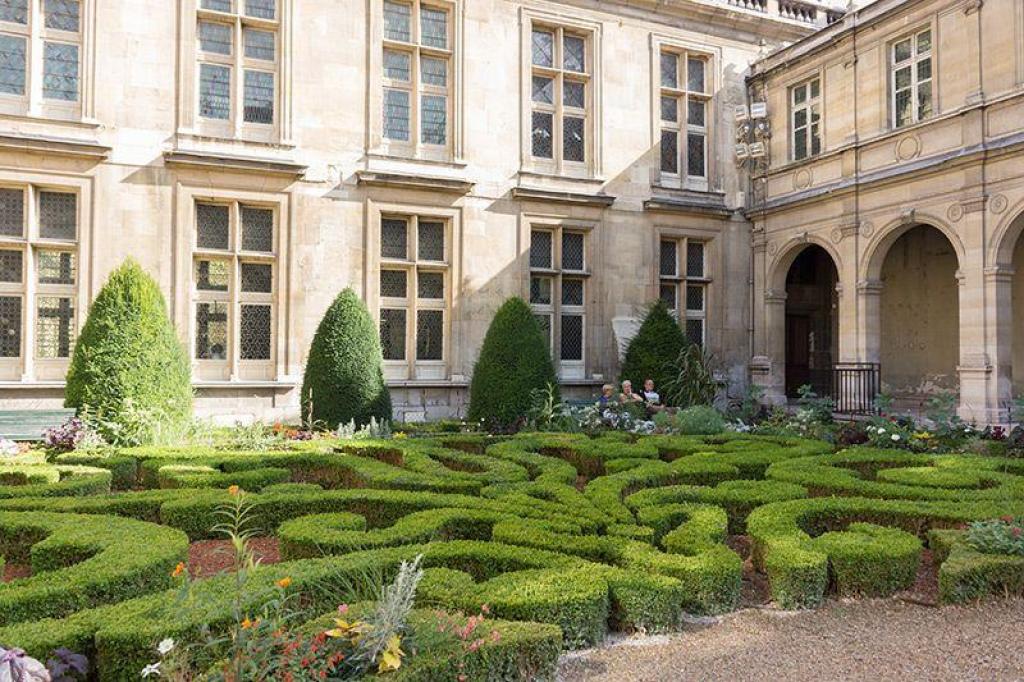 Discover the historic Marais district