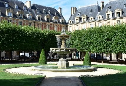 La Place des Vosges en été : le plus beau salon à ciel ouvert de Paris