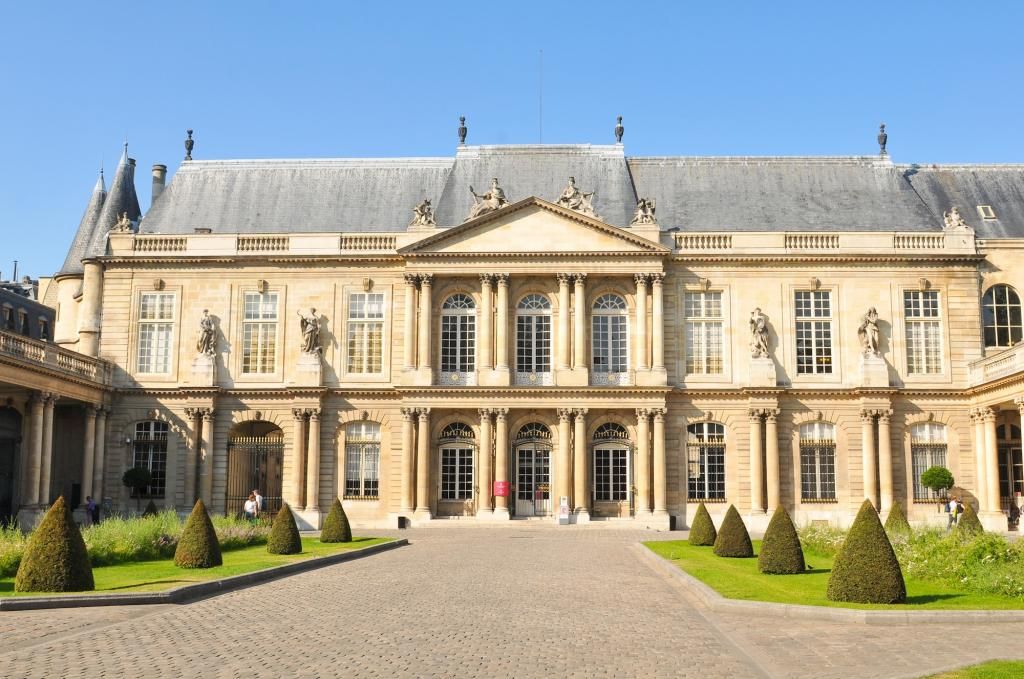 Séjourner dans le Marais au mois d'août : pourquoi choisir un hôtel de charme plutôt qu'un grand hôtel parisien ?