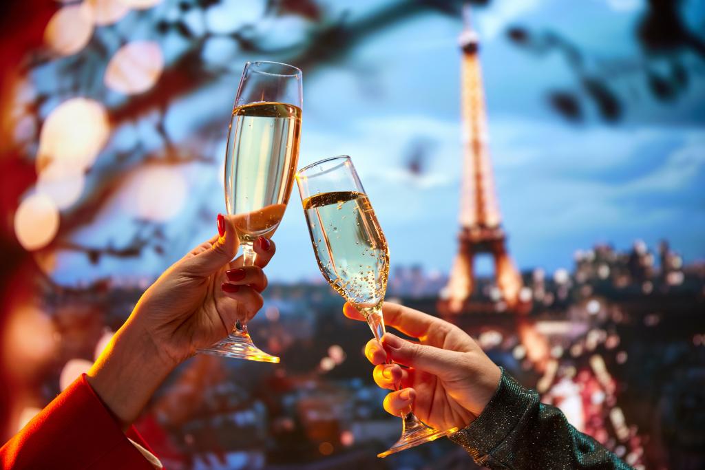 Romantic Stay in Paris for the Holiday Season