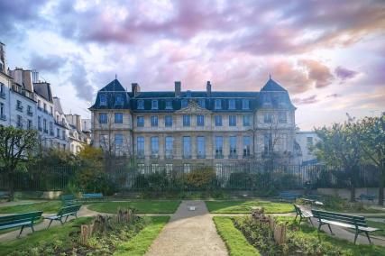 Entre Art et Évasion : Une Escapade au Musée Picasso avec l’Hôtel Les Tournelles