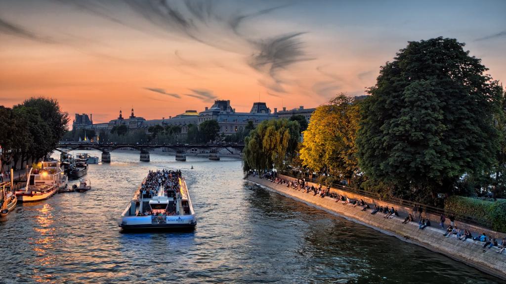 Paris au fil de l'eau à bord des bateaux mouches ou des bateaux Riva