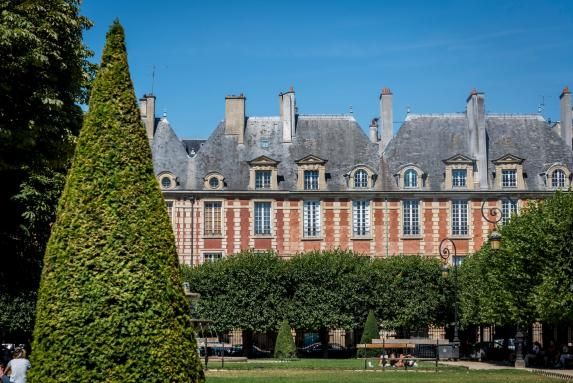 Le vrai luxe du Marais en juin : pouvoir tout faire à pied
