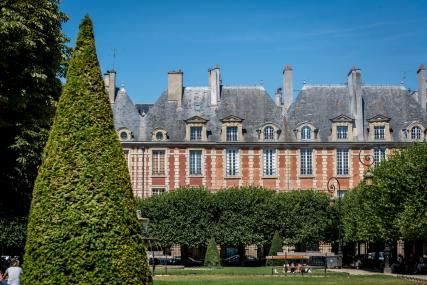 Le vrai luxe du Marais en juin : pouvoir tout faire à pied